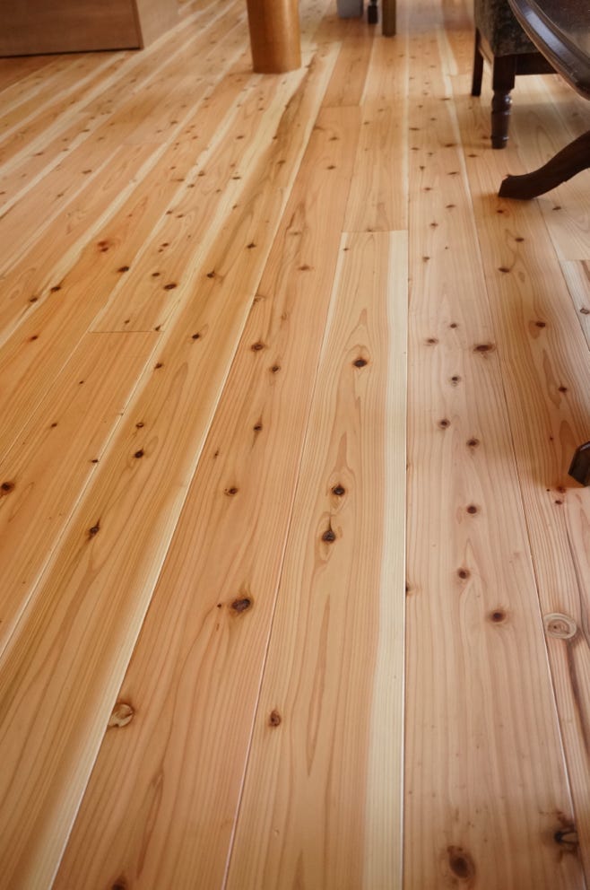 渡邉建設ヤマワのリフォームで床に天然杉板を貼りました。さらりとした感触で温かみが伝わります