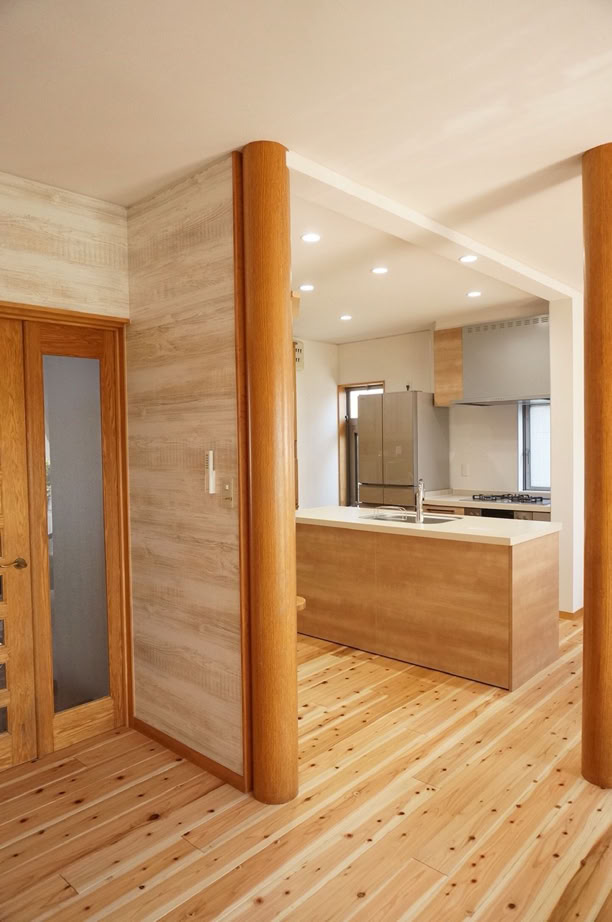 渡邉建設やマワのリフォームで新しいキッチンを配置を変え、さらに袖壁をなくしダイニングと一体感ある空間へ